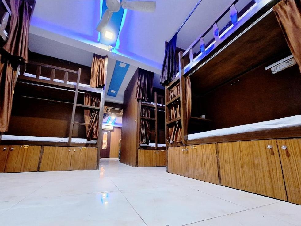 Neon Nest Suits Asalpha Metro * Bombaj