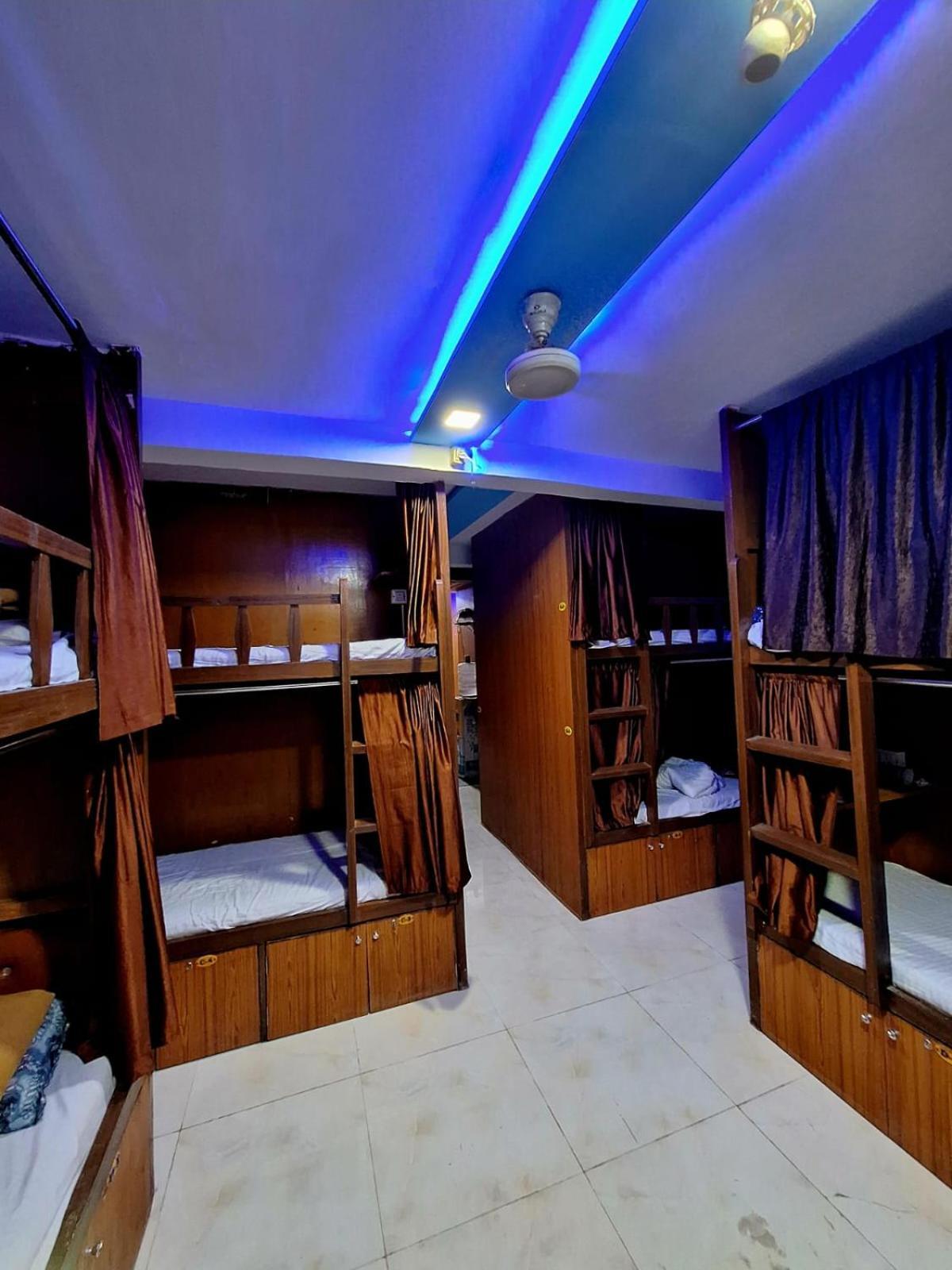 Neon Nest Suits Asalpha Metro Hostel Bombaj