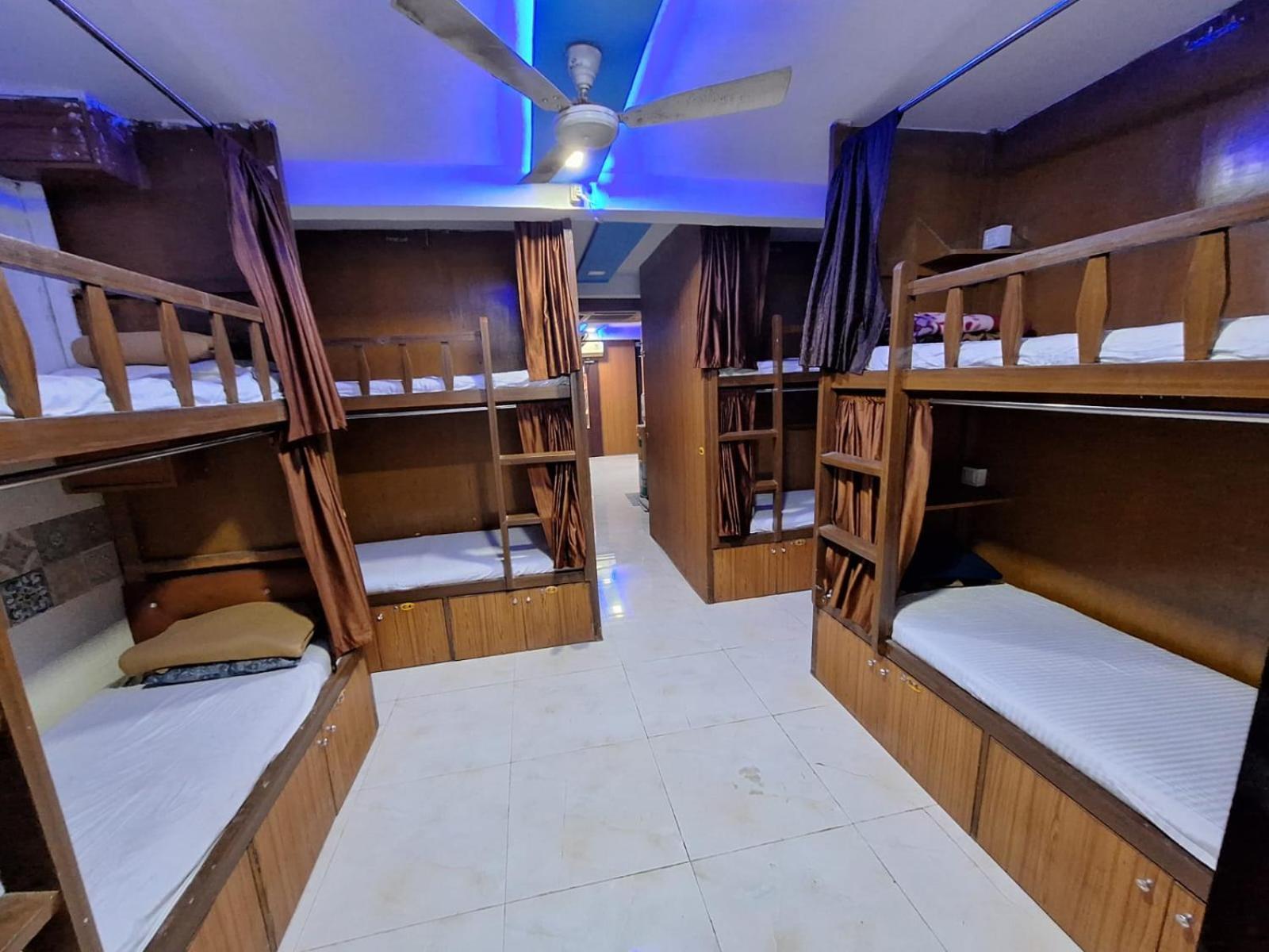 Neon Nest Suits Asalpha Metro * Bombaj